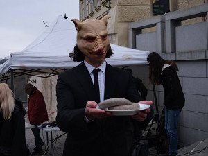 U Pražského hradu se sešlo pet set demonstrantů. Vyzvali prezidenta Zemana k abdikaci