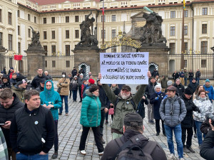 U Pražského hradu se sešlo pet set demonstrantů. Vyzvali prezidenta Zemana k abdikaci