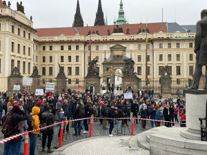 U Pražského hradu se sešlo pet set demonstrantů. Vyzvali prezidenta Zemana k abdikaci