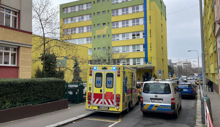 Útočník zabil učitele střední školy v Praze mačetou a utekl. Pátrá po něm policie