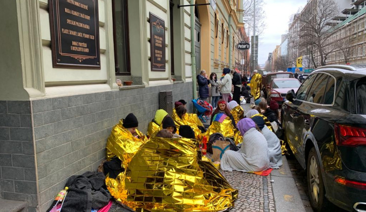 VIDEO: Stovky fanynek obléhají okolí Fora Karlín. Čekají na večerní koncert jejich oblíbence
