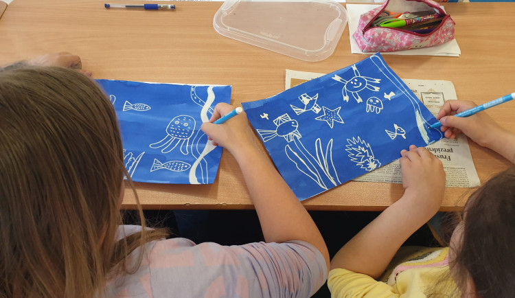 Děti se věnují i výtvarné výchově.