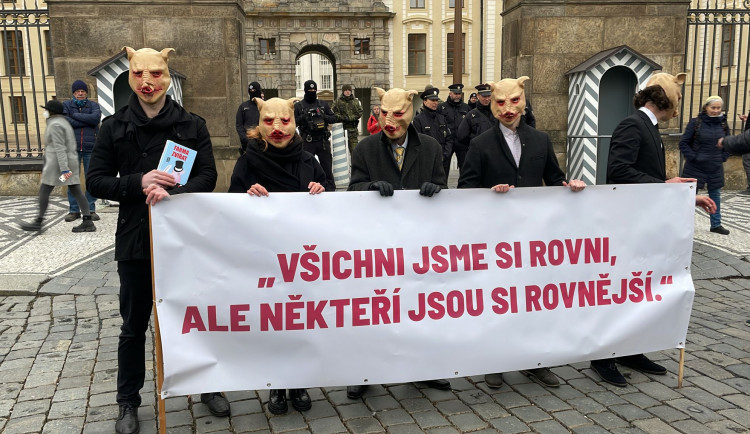 U Pražského hradu se sešlo pet set demonstrantů. Vyzvali prezidenta Zemana k abdikaci