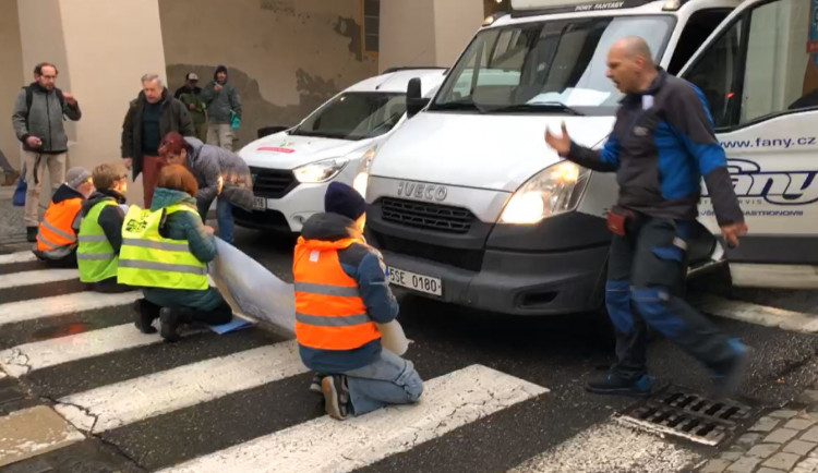 VIDEO: Aktivisté dnes opět zablokovali dopravu v Praze. Už počtvrté v tomto týdnu