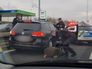 VIDEO: Policisté v Praze zastavili zloděje, kteří ukradli auto v Rakousku