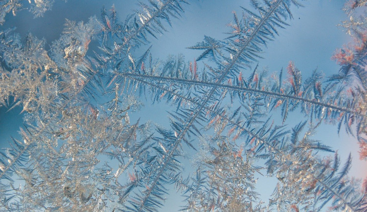 Do Česka proudí studený vzduch. Na horách naměří až pět stupňů pod nulou