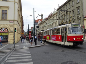 Tramvaj v Praze srazila seniora, ten na místě zemřel