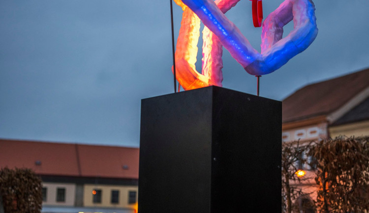 Dačice odhalily sochu Život v kostce. Vytvořily ji školy pomocí 3D tisku