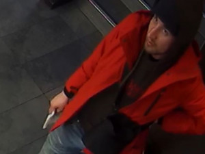 VIDEO: Zloděj se vloupal do auta. Ukradl z něj kabelku s penězi a kartou