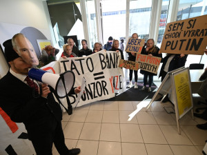 VIDEO: Aktivisté protestovali v bankách. Nelíbí se jim spolupráce s ruským fosilním průmyslem