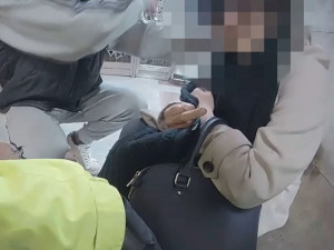 VIDEO: Já tě zabiju, křičela zfetovaná žena na strážníka, který jí přišel pomoct. Skončila na psychiatrii