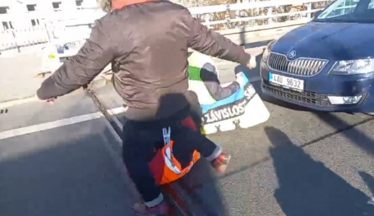 VIDEO: Aktivisté v Praze opět blokují dopravu. Jeden z řidičů kopal do aktivisty na zemi