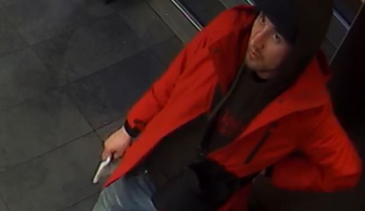 Zloděj se vloupal do auta. Ukradl z něj kabelku s penězi a kartou, kterou později platil