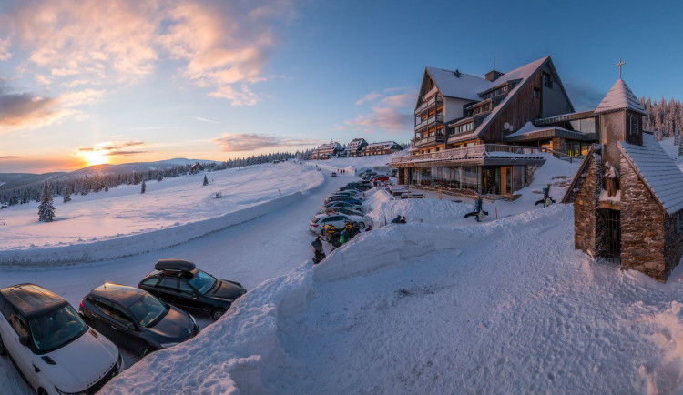 Tradičně netradiční Velikonoce na lyžích, v bazénu i s pomlázkou v ruce