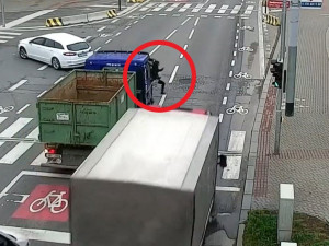VIDEO: Policie zveřejnila šokující záběry chodkyně, kterou srazilo auto na přechodu