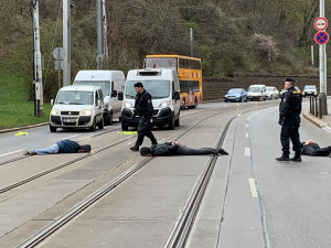 VIDEO: Aktivisté protestovali před Úřadem vlády.