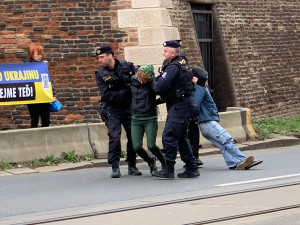 VIDEO: Aktivisté protestovali před Úřadem vlády. Už po šesté blokovali dopravu