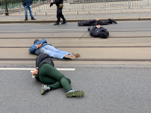 VIDEO: Aktivisté protestují před Úřadem vlády.