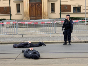 VIDEO: Aktivisté protestují před Úřadem vlády.
