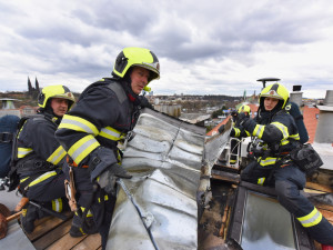 Hasiči zasahovali při požáru střechy. Na vině je nedbalost při opravách
