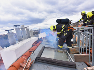 Hasiči zasahovali při požáru střechy. Na vině je nedbalost při opravách