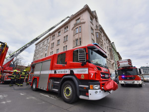 Hasiči zasahovali při požáru střechy. Na vině je nedbalost při opravách