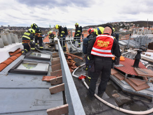 Hasiči zasahovali při požáru střechy. Na vině je nedbalost při opravách