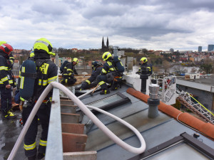 Hasiči zasahovali při požáru střechy. Na vině je nedbalost při opravách