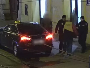 VIDEO: Agresor s nožem nechtěl zaplatit za taxík. Skončil v rukou policie