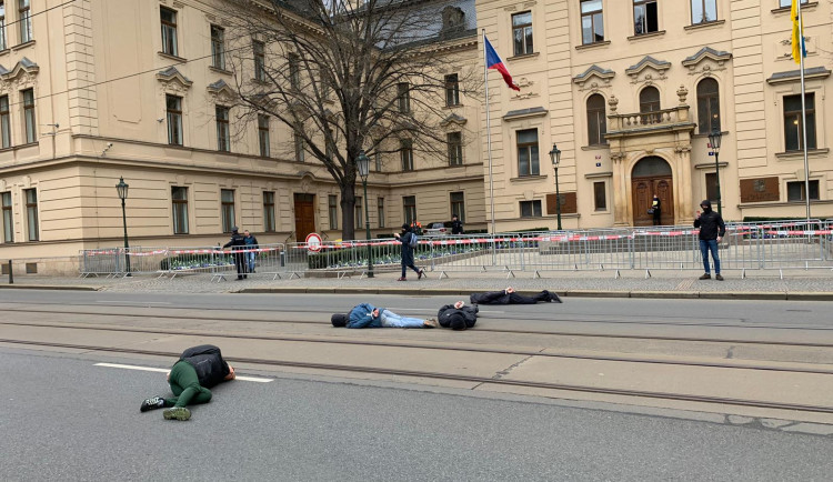 VIDEO: Aktivisté protestují před Úřadem vlády.