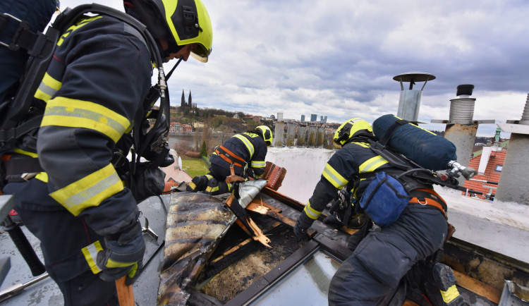 Zásah hasičů na střeše