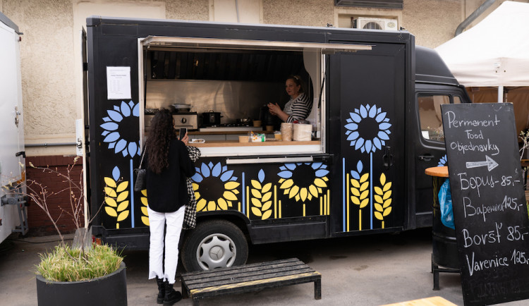 V Pražské tržnici je nový foodtruck s ukrajinskými specialitami. Připravují je uprchlíci