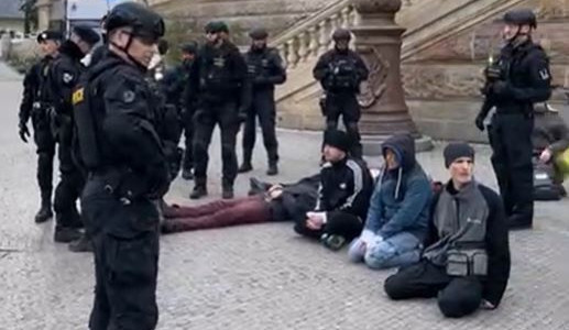 VIDEO: Aktivisté zastavili provoz na magistrále. Blokovali provoz u muzea