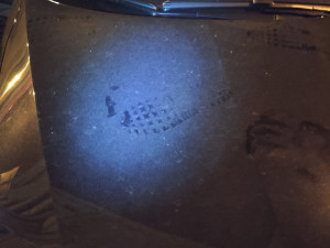 Opilí turisté v Praze skákali po zaparkovaných autech. Skončili v rukou policie