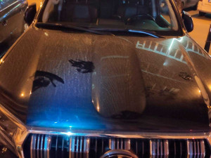 Opilí turisté v Praze skákali po zaparkovaných autech. Skončili v rukou policie