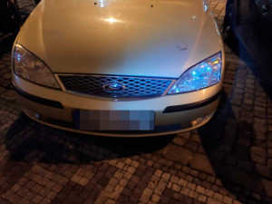 Opilí turisté v Praze skákali po zaparkovaných autech. Skončili v rukou policie