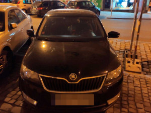 Opilí turisté v Praze skákali po zaparkovaných autech. Skončili v rukou policie