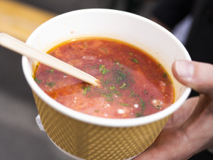 V Pražské tržnici je nový foodtruck s ukrajinskými specialitami. Připravují je uprchlíci