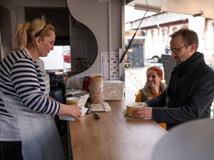 V Pražské tržnici je nový foodtruck s ukrajinskými specialitami. Připravují je uprchlíci