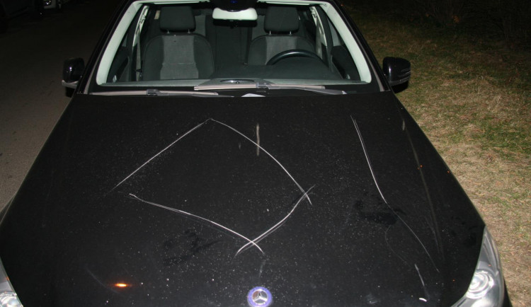 Vandal se na kapotách vyřádil.