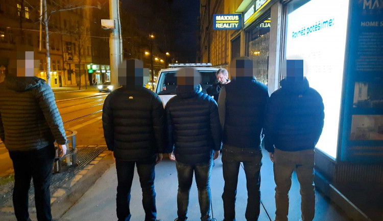 Opilí turisté v Praze skákali po zaparkovaných autech. Skončili v rukou policie