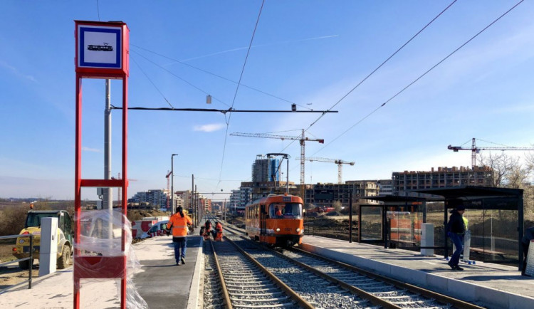 Nová zastávka Holyně.