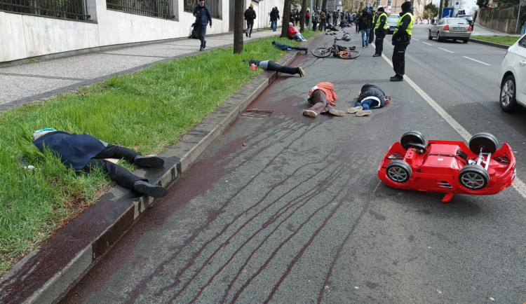 Drsný protest před ruskou ambasádou. Ve silnici ležela nehybná těla politá umělou krví