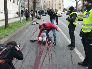 Drsný protest před ruskou ambasádou. Umělá krev a nehybná těla