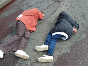 Drsný protest před ruskou ambasádou. Umělá krev a nehybná těla