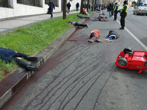 Drsný protest před ruskou ambasádou. Ve silnici ležela nehybná těla politá umělou krví