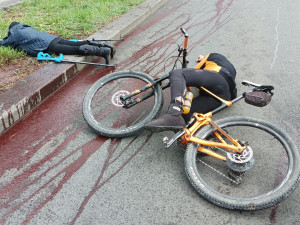 Drsný protest před ruskou ambasádou. Umělá krev a nehybná těla