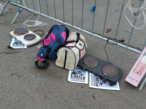 Přestaňte krást na Ukrajině. Lidé před ruskou ambasádu donesli spotřebiče i jízdní kolo