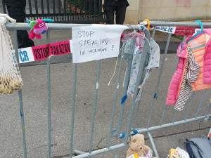 Přestaňte krást na Ukrajině. Lidé před ruskou ambasádu donesli spotřebiče i jízdní kolo