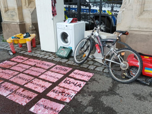 Přestaňte krást na Ukrajině. Lidé před ruskou ambasádu donesli spotřebiče i jízdní kolo